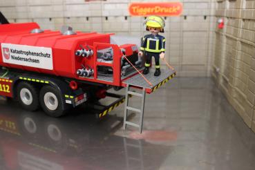 Roll-off container for firefighting water