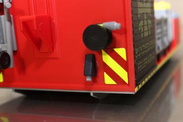 Plug for roll-off container