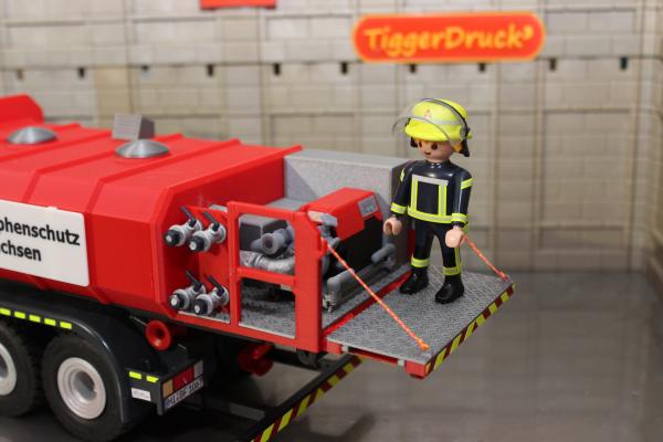 Roll-off container for firefighting water