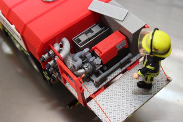 Roll-off container for firefighting water